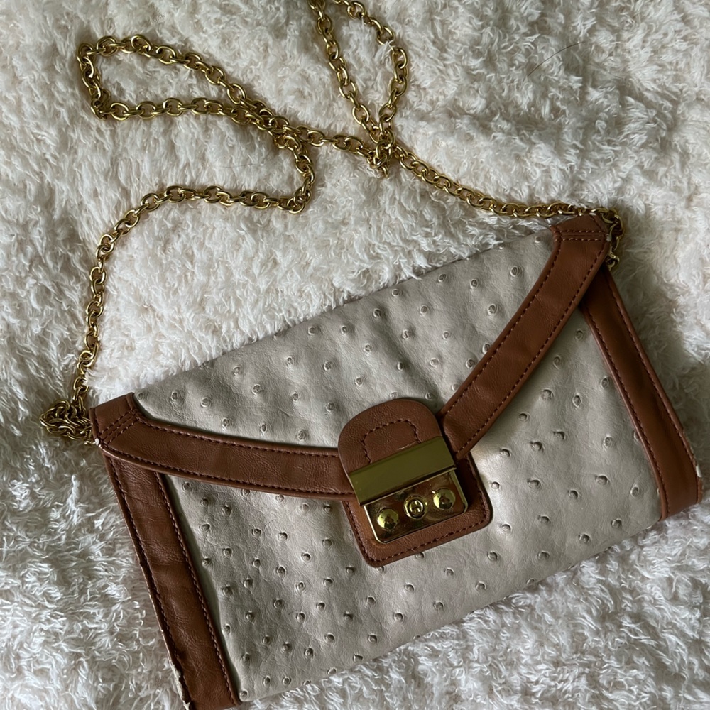 Faux Ostrich Envelope Clutch/Crossbody Bag with Gold Chain - Picture 3 of 10